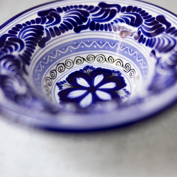 Blue & White Majolica-style Hand Painted Bowl by Hernandez of Puebla Mexico 6" - Picture 7 of 7